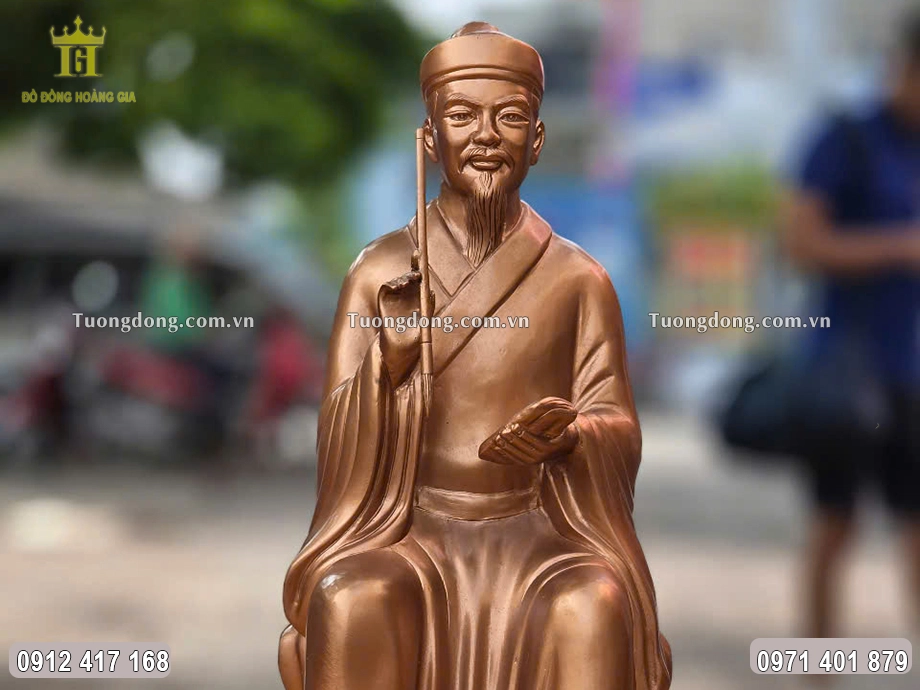 Gương mặt uy nghiêm của ông được chạm khắc sắc nét